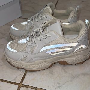 Sports shoes with little use